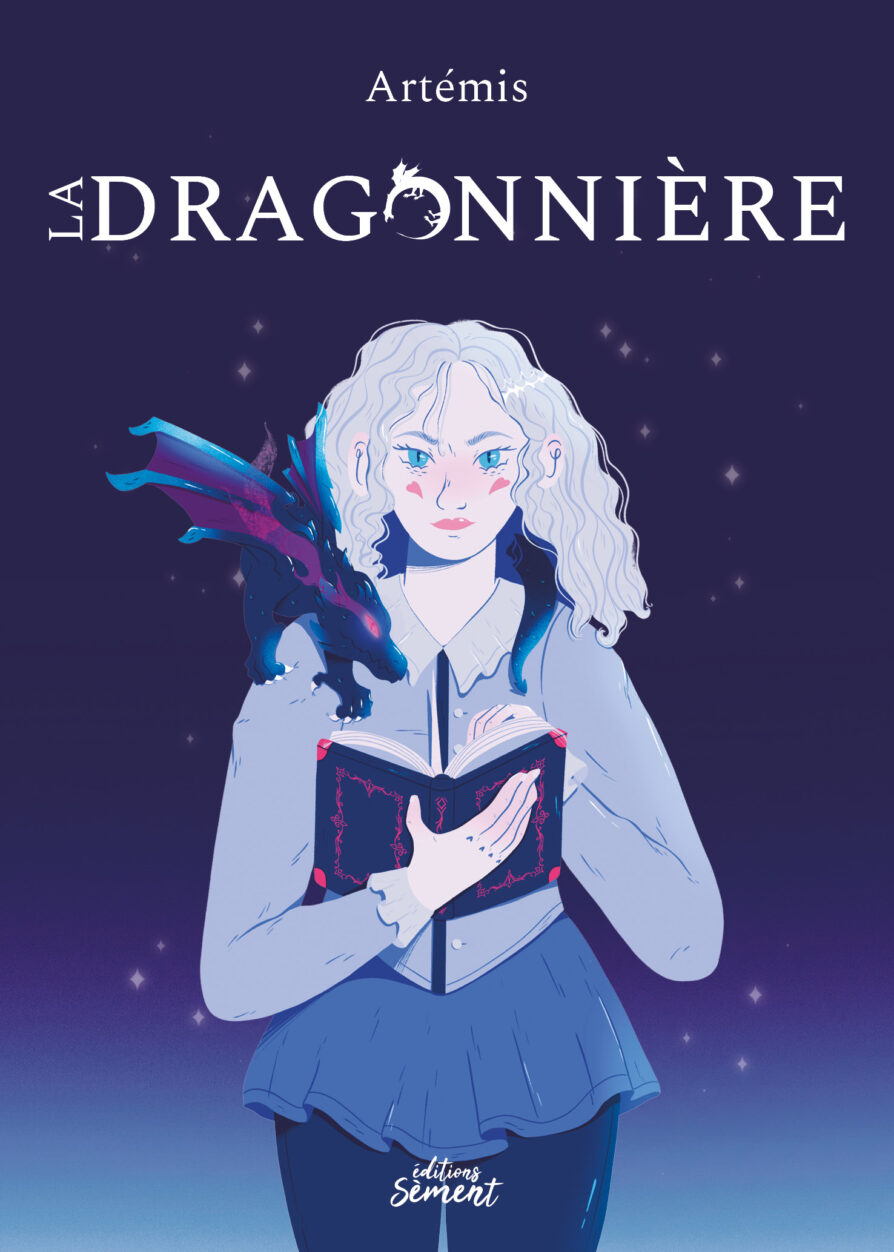 Couverture de La Dragonnière par Artémis. On voit une jeune fille a la peau très blanche lire un livre avec un dragon sur l'épaule.